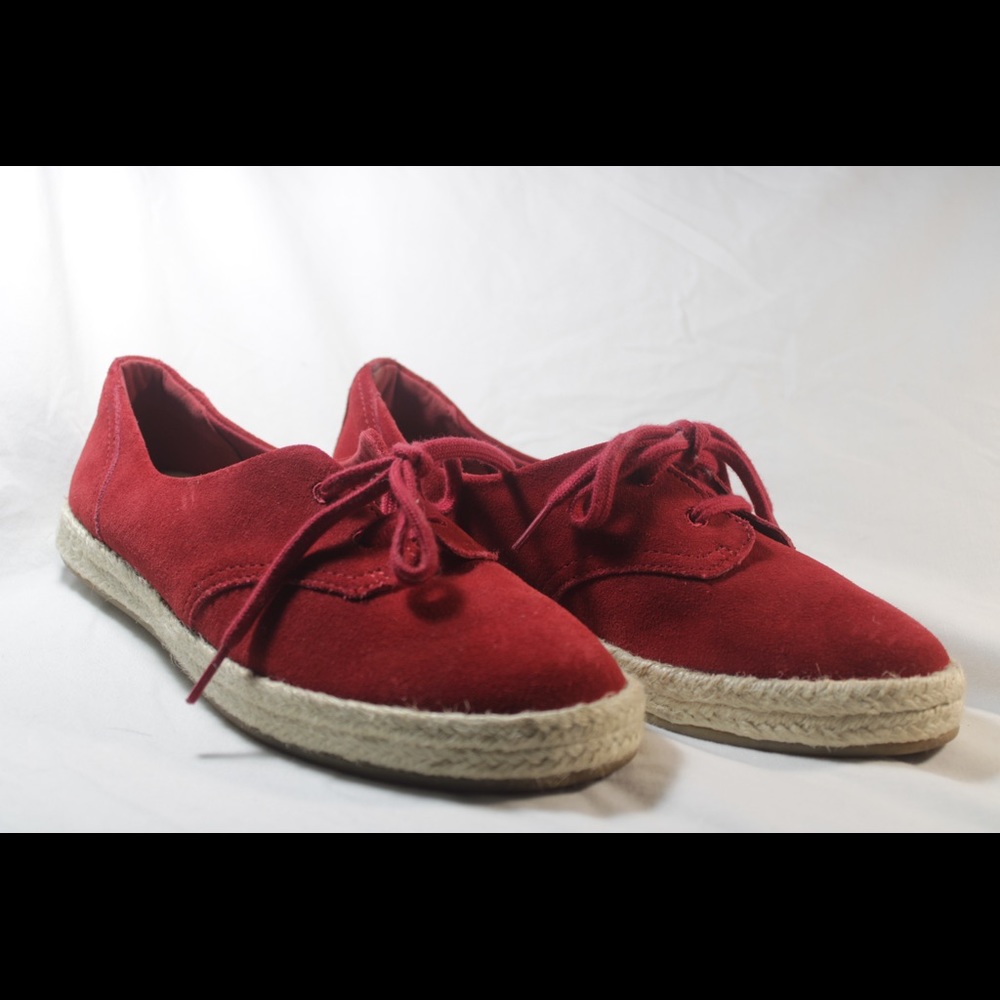 Suede Red Clark’s tennis shoes